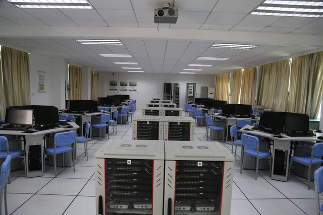 我校計算機(jī)室設(shè)備與網(wǎng)絡(luò)服務(wù)情況